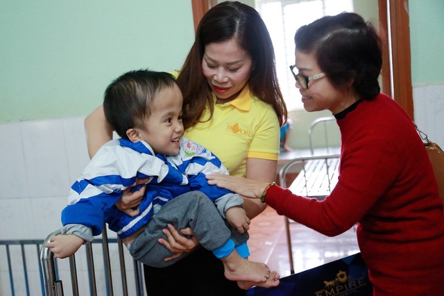 Hoa hậu quý bà thăm và tặng quà cho các hoàn cảnh khó khăn tại Nghệ An - 11 Thăm hỏi, chia sẻ động viên an ủi các em khuyết tật đang được nuôi dưỡng tại Trung tâm Khuyết tật 19/3.
