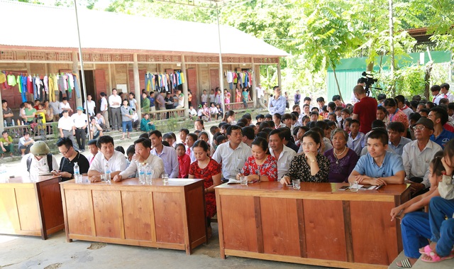 Ngập tràn niềm vui ngày khánh thành cầu Dân trí thứ 13 tại xứ Nghệ - 15
Hàng trăm học sinh, người dân xã Hữu Khuông có mặt trong ngày lễ trọng thể khánh thành cầu Dân trí