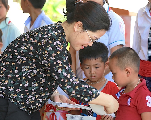 Ngập tràn niềm vui ngày khánh thành cầu Dân trí thứ 13 tại xứ Nghệ - 6 Bà Nguyễn Thị Kim Chi - GĐ Sở GD&ĐT Nghệ An cũng đã trao 20 suất học bổng (trị giá 10 triệu đồng).