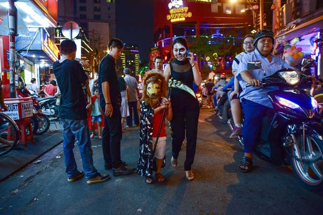 Halloween trên phố Bùi Viện: “Phim trường kinh dị phong cách Việt!” - 4 Hai mẹ con tham gia lễ hội