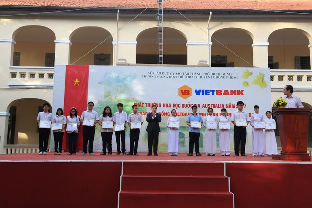 Vietbank trao tặng 30 suất học bổng cho học sinh trường THPT Chuyên Lê Hồng Phong - TP. HCM - 2 Vietbank trao tặng 30 suất học bổng cho học sinh trường THPT Chuyên Lê Hồng Phong - TP. HCM - 2