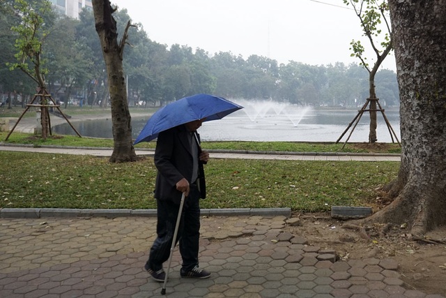 Hà Nội khác lạ ngày đầu năm - 6 Bên hồ Thiền Quang.