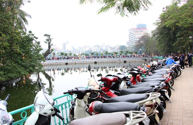 Người Hà Nội tấp nập đi chùa, đường phố ùn tắc kéo dài - 12 Vỉa hè đường Thanh Niên biến thành các bãi trông xe máy tự phát, với mức giá 10.000 đồng/xe/lượt.
