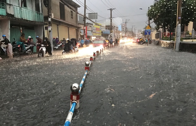 Mưa trái mùa cực lớn, kéo dài nhiều giờ chiều mùng 6 Tết ở Sài Gòn - 3 Nhiều tuyến đường ở khu vực phía Đông TPHCM chìm trong biển nước trong cơn mưa trái mùa kéo dài nhiều tiếng đồng hồ ngày mùng 6 Tết.