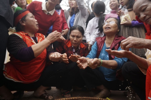 Sôi động trong khói lửa hội thổi cơm thi Thị Cấm - 6 Những phụ nữ lớn tuổi được phân công nhặt trấu để sao cho gạo khi cho vào nồi phải trắng tinh, công việc này được làm đồng thời cùng lúc với kéo lửa.