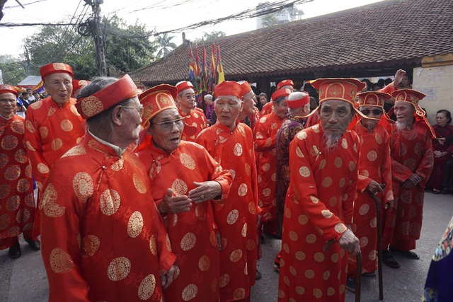 Trai Hà Nội lả lơi giả gái trong điệu múa trống bồng - 6 Trong đoàn rước có sự tham dự của hàng chục cụ lớn tuổi trong làng, đặc biệt các cụ đội mũ có cánh 2 bên đều trên 90 tuổi.