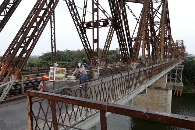 Cầu Long Biên trước kế hoạch phục hồi của Hà Nội - 6
Vẻ đẹp cây cầu và giá trị lịch sử đã khiến cầu Long Biên trở thành một điểm thăm quan quan trọng của Hà Nội.