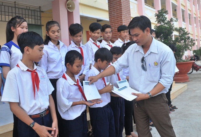 Grobest Việt Nam trao 155 suất học bổng đến học sinh nghèo Đồng Tháp, Kiên Giang - 5
Ông Phùng Văn Công đại diện công ty Grobest Việt Nam tiếp tục trao 25 suất học bổng cho các em học sinh trường THCS Bình Thạnh