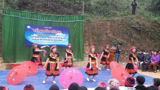 Khởi công xây dựng 3 phòng học Dân trí tại Hà Giang - 9
Tiếc mục múa của các cô giáo trường mầm non Bát Đại Sơn