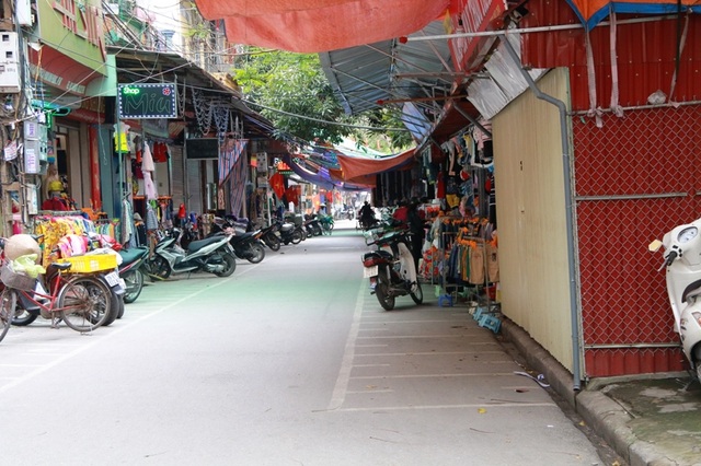 Ninh Bình: Hàng loạt vỉa hè bị “xẻ thịt” dựng ki ốt, chủ tịch phường trả lời "lạ"! - 6 Không chỉ vỉa hè bị chiếm dụng mà lòng đường cũng bị biến thành nơi để xe khiến lòng đường bị thu hẹp chỉ còn hơn 1m
