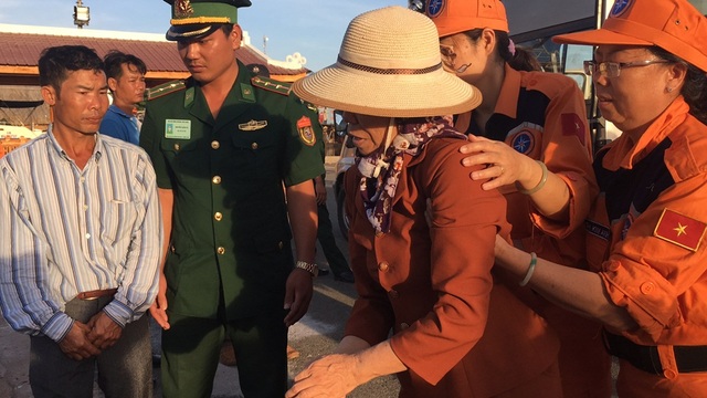 Vụ 9 người mất tích: Tìm thấy 6 thuyền viên, không ai sống sót - 6 Người thân anh Quỳnh không thể đứng vững để rắc nắm muối trả lại biển khơi, những giọt nước mắt dường như đã khô cạn.
