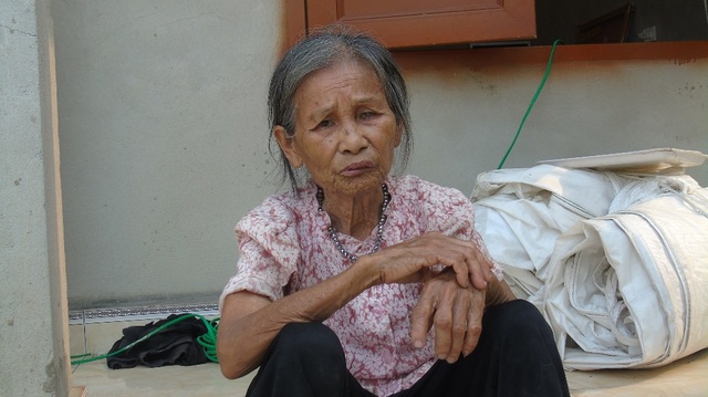 Sự sống mong manh của người đàn ông tàn tật 40 tuổi nặng 5kg - 4 Không còn đủ sức vào bệnh viện với con, người mẹ già chỉ biết lặng lẽ ở nhà chờ đợi tin tức. Thương con bao nhiêu bà chỉ biết nuốt nước mắt vào trong.