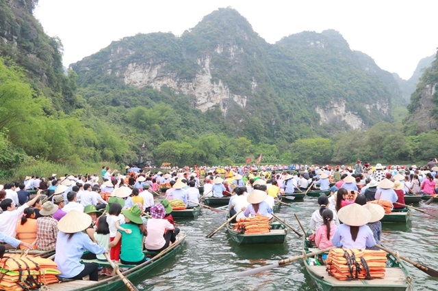 Ninh Bình: Rộn ràng lễ hội Tràng An - 7 Những năm trở lại đây, ngày lễ hội Tràng An có hàng nghìn du khách thập phương từ các nơi đổ về. Theo thống kê của Ban quản lý khu du lịch Tràng An, từ khi Quần thể danh thắng Tràng An được UNESCO vinh danh, lượng du khách tăng vọt, năm sau luôn cao hơn năm trước.