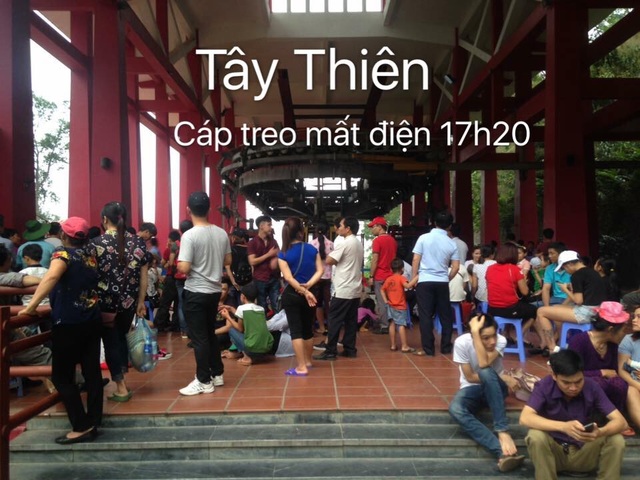 Mạng xã hội "nổ tung" với hình ảnh kín đặc người tại các khu du lịch trong dịp nghỉ lễ - 11 Tại chùa Tây Thiên, cáp treo mất điện vào lúc 17 giờ 20 phút do quá tải.