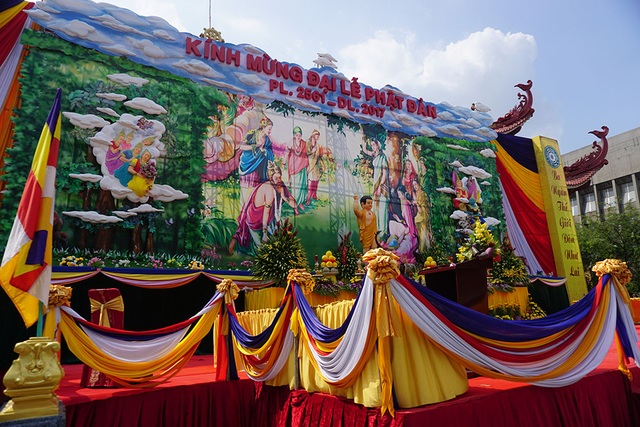 Sài Gòn rực rỡ cờ hoa đón mừng đại lễ Phật đản - 6 Hình ảnh tại các chùa trang trí chuẩn bị đón lễ Phật Đản.