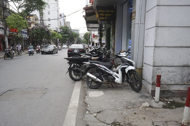 Ở Hà Nội có khá nhiều đường phố với vỉa hè nhỏ hẹp đang bộc lộ bất cập khi một làn để xe máy còn không đủ.