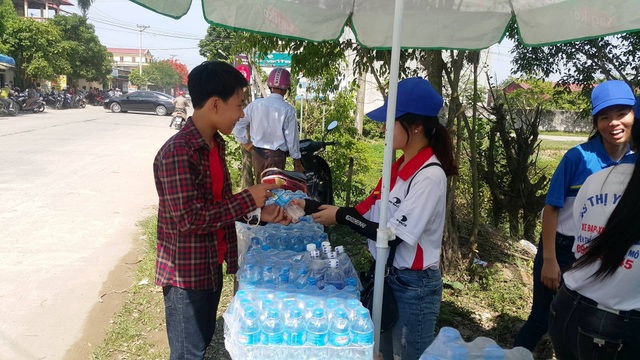 Tiếp sức nước uống miễn phí phục vụ thí sinh thi vào lớp 10 - 3 Các tình nguyện viện tiếp sức nước uống giải nhiệt giúp thí sinh bớt căng thẳng trong những ngày thi nắng nóng.