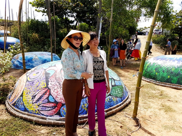 Đưa hai sản phẩm du lịch mới phục vụ du khách dịp Festival Di sản - 6 Du khách chụp ảnh lưu niệm với làng nghệ thuật thuyền thúng