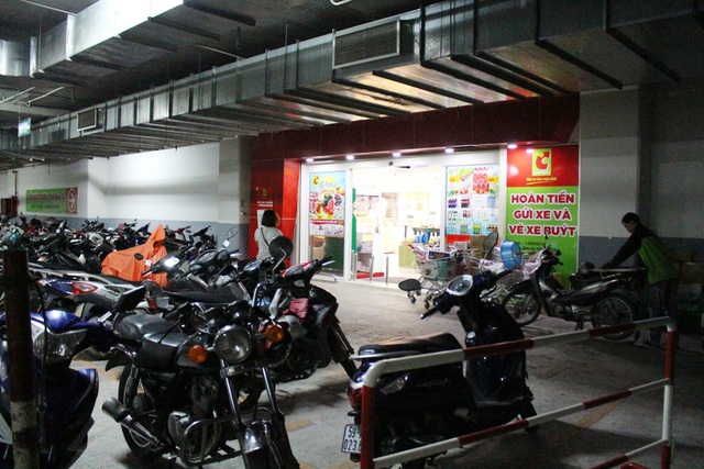 Dự án khu chung cư cao cấp: Tiện ích cư dân bị xem nhẹ - 6 Ngay cổng chính siêu thị trong tầng hầm là bãi giữ xe.