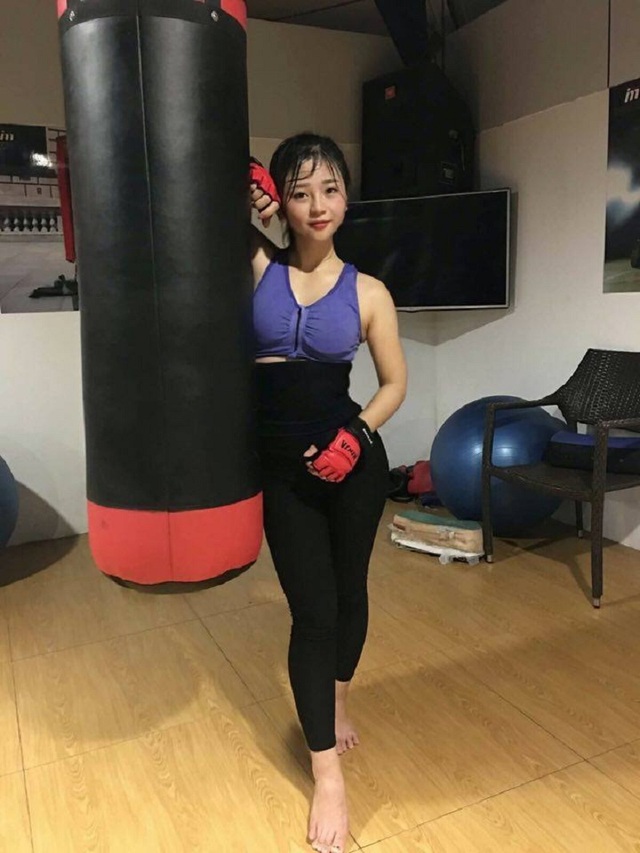 Chân dung cô gái xinh đẹp múa côn điêu luyện gây sốt mạng - 5 Chân dung cô gái xinh đẹp múa côn điêu luyện gây sốt mạng - 5