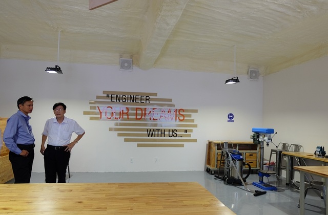 ĐH Đà Nẵng mở cửa không gian đổi mới dành cho nhà sáng chế - 3 Một góc không gian trang bị sẵn các máy móc, vật tư phục vụ giảng viên, sinh viên lĩnh vực khoa học và công nghệ thực hành, sáng chế sản phẩm mới