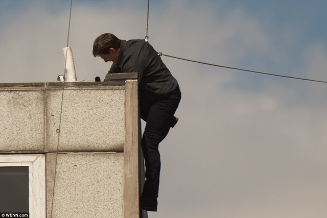 Tom Cruise gặp tai nạn trên phim trường “Nhiệm vụ bất khả thi 6” - 6 Nam tài tử “điệp viên Ethan Hunt” diện bộ trang phục màu đen xuất hiện trong cảnh phim. Hiện tại, chuyện phim “Nhiệm vụ bất khả thi 6” vẫn được giữ kín tuyệt đối. Sau cú trượt ngã, Tom Cruise có vẻ khá đau đớn khi cố gắng leo lên mái nhà.