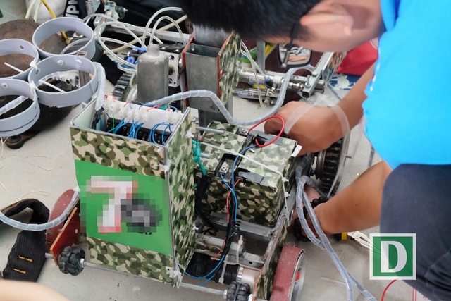 Khai mạc Cuộc thi sáng tạo robot dành cho học sinh - 3 Các robot dự thi hoàn toàn do các em học sinh tự nghiên cứu, thiết kế, sáng tạo dựa trên các kiến thức kỹ thuật chế tạo robot căn bản