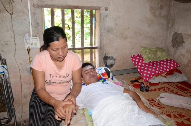"Tôi có 3 con, 2 đứa tâm thần, 1 đứa nằm liệt vì tai nạn" - 7
Người con dâu Ngô Thị Nguyên là lao động duy nhất trong gia đình, chị làm đủ mọi thứ việc trên đời, để có thể kiếm được chút tiền lo cho gia đình và thuốc thang cho chồng
