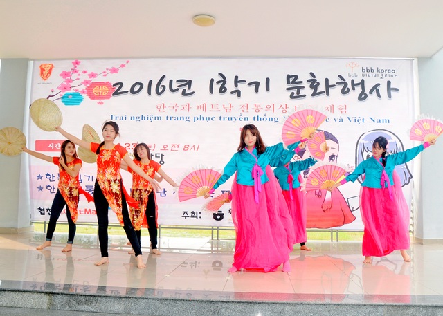 Hấp dẫn cuộc thi viết tiếng Hàn toàn quốc 2017 tại Văn phòng Hàn ngữ Sejong Huế - 6 Các chương trình văn nghệ đa dạng: nhảy K-Pop, Hát, Múa truyền thống