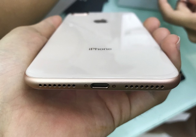 iPhone 8 đầu tiên đã xuất hiện tại Hà Nội, giá gần 23 triệu đồng - 4 Điều tương tự cũng được áp dụng ở cạnh viền dưới, giúp iPhone 8 và 8 Plus loại bỏ được điểm trừ thiết kế trên thế hệ trước đây.