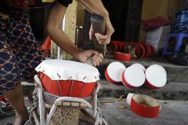 Ngôi làng "thủ phủ" trống, mặt nạ Trung thu hối hả vào mùa - 6
Khi đã có đầy đủ nguyên liệu, việc hoàn thành một chiếc trống chỉ mất 5 phút.