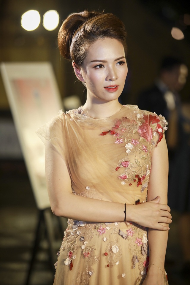 Á hậu Dương Tú Anh đẹp xuất thần trong thiết kế áo dài dát vàng - 10 Á hậu Dương Tú Anh đẹp xuất thần trong thiết kế áo dài dát vàng - 10