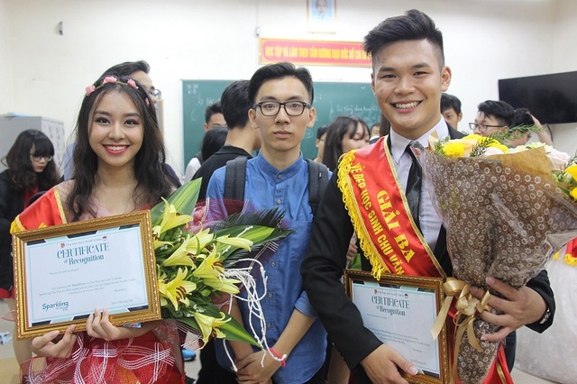 Ấn tượng thành tích của nữ du học sinh từng góp mặt trong MV của Mỹ Tâm - 6 Linh Chi đạt Giải Ba cuộc thi Nét đẹp học sinh Chu Văn An và Giải Tài Năng cuộc thi Nét đẹp học sinh Chu Văn An.