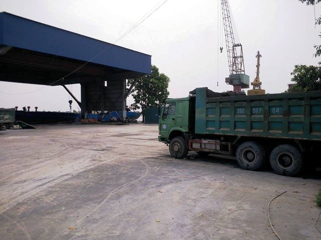 Hàng loạt “ông lớn” ngang nhiên vi phạm pháp luật đê điều! - 1 Cảng sông của Tập đoàn Vissai tại phường Bích Đào, thành phố Ninh Bình nằm trong danh sách vi phạm phải bị xử lý.
