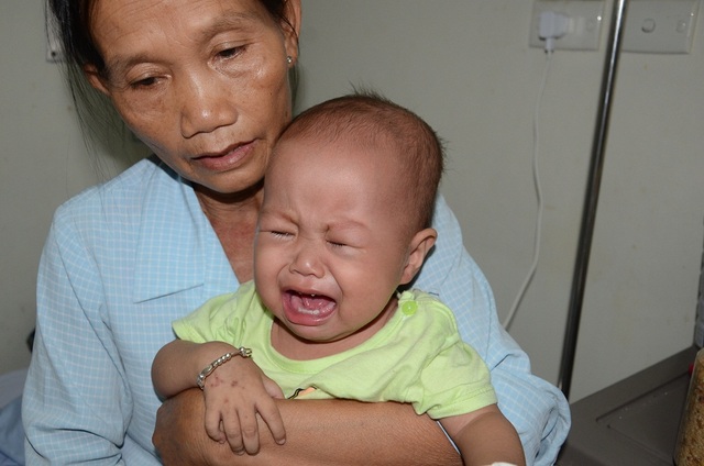 Tiếng khóc xé lòng của bé 11 tháng tuổi mắc ung thư máu cấp lai tủy - 8
Ánh mắt lo lắng, bồn chồn hiện rõ trên gương mặt của những người thân của bé