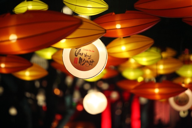 Văn Miếu lung linh dưới hàng vạn chiếc đèn lồng - 4
Tác phẩm Dòng sông ánh sáng được tạo nên bởi hàng trăm chiếc đèn lồng treo dọc từ cổng Văn Miếu Môn vào phía trong.