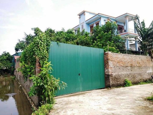 “Đóng cửa”, di dời xưởng tái chế nhựa 10 năm sản xuất giữa khu dân cư! - 3 UBND huyện Nho Quan đã ra quyết định xử phạt hành chính, đóng cửa cơ sở sản xuất dép và ủng nhựa nằm giữa khu dân cư sau phản ánh của báo Dân trí.