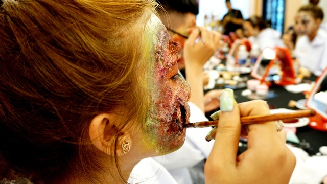 Những cách hóa trang "khóc thét" chỉ có ở… Halloween - 6 Đang tạo hình bên trong cho vết thương