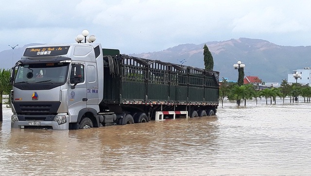 Bão vừa qua, người dân lại gồng mình chống chọi với lũ - 4 Nước lũ dâng nhanh khiến tuyến đường Hùng Vương (TP Quy Nhơn) ngập nặng