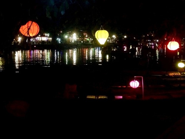 Tái hiện “Trang phục Hội An-Ký ức thời gian” - 6 Một Hội An lung linh, huyền ảo luôn thu hút khách tham quan