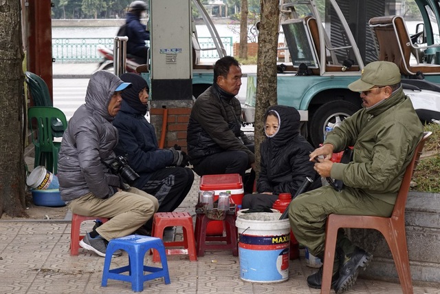 Hà Nội rét đậm, người dân co ro khi ra đường - 6
Co ro bên chén trà nóng trong buổi sáng. Tuần trước, Hà Nội còn nắng ấm, có những ngày nắng gắt khiến người đi đường có cảm giác như mùa hè.