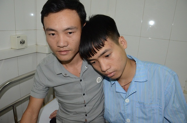 Em Lò Văn Trường đã đầu hàng số phận! - 2 Suốt thời gian ở viện chỉ có anh trai Lò Văn Vũ ở bên chăm sóc cho Trường