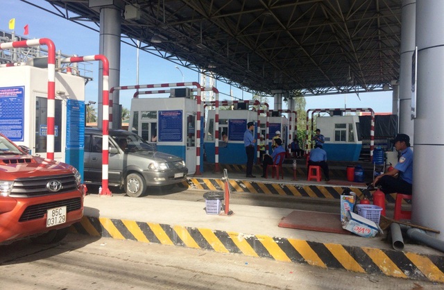 Tài xế trả tiền lẻ gây kẹt xe, BOT Cai Lậy xả trạm lần 4 - 5 Các nhân viên bảo vệ rãnh tay khi trật tự khu vực thu phí đảm bảo