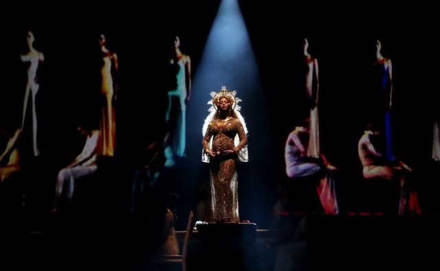 Nữ ca sĩ người Mỹ - Beyonce - biểu diễn tại lễ trao giải Grammy, tổ chức ở thành phố Los Angeles, Mỹ. (Ảnh chụp ngày 12/2)