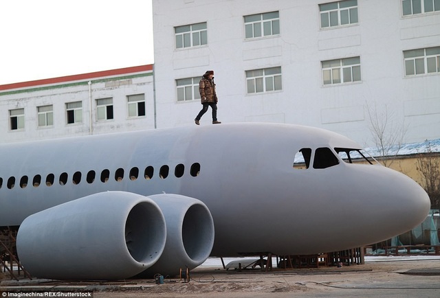 Nông dân Trung Quốc dốc sạch tiền tiết kiệm chế tạo máy bay giống Airbus A320 - 7
Khi anh Zhu phát sóng trực tiếp công việc chế tạo của mình lên mạng xã hội, anh bị nghi ngờ là tự đánh bóng bản thân. Phát biểu với truyền thông, anh Zhu cho biết anh đã dành khoản tiết kiệm cả cuộc đời để thực hiện một công việc phức tạp và không một ai muốn đánh bóng cho bản thân lại chọn phương pháp cực khổ và tốn kém như vậy.