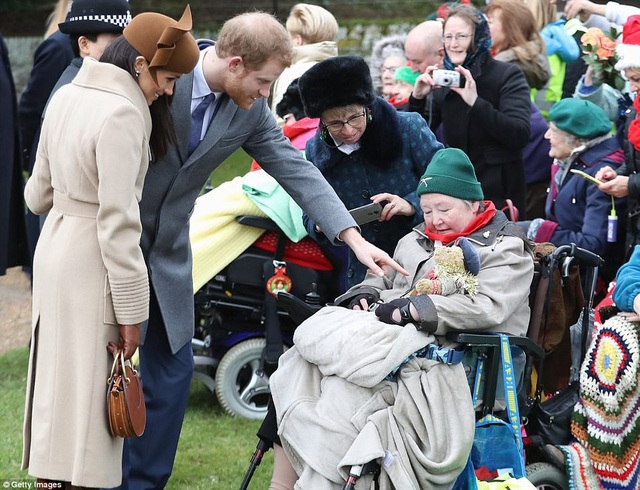 Meghan Markle xinh đẹp tới nhà thờ cùng hoàng tử Harry - 7
Meghan là một người sành điệu, fans của những món đồ hiệu tinh tế. Gần đây nhiều phụ nữ Anh đã đua nhau chọn đồ như Meghan mặc