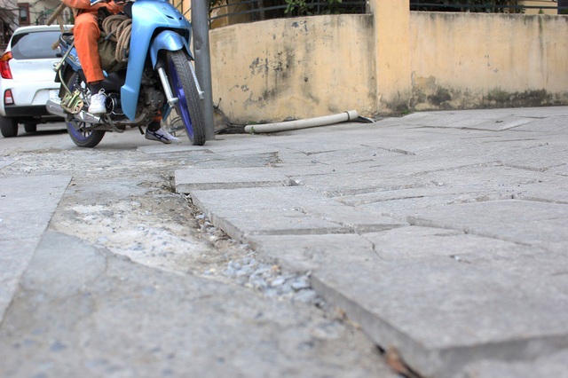 Hà Nội: Đá lát "bền vững 70 năm" vỡ nát sau hơn 1 năm sử dụng - 13 Hà Nội: Đá lát "bền vững 70 năm" vỡ nát sau hơn 1 năm sử dụng - 13