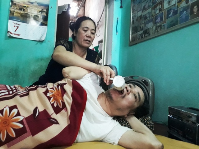 Nguyện làm “đôi chân” cho anh suốt đời - 6 Câu chuyện tình của ông bà như cổ tích giữa đời thường