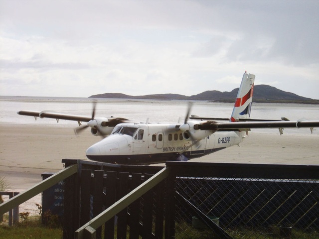 Những sân bay lạ lùng nhất thế giới - 6
Sân bay Barra, Scotland chỉ hoạt động ở Vịnh Cạn khi thủy triều xuống. Điều này khiến đây là sân bay duy nhất trên thế giới mà các chuyến bay phải sắp xếp theo thời gian thủy triều lên xuống. (Ảnh: Sân bay Barra)