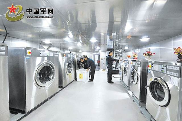 Tàu sân bay Liêu Ninh lần đầu tới Hong Kong - 9
Khoang giặt đồ trên tàu (Ảnh: chinamil.com.cn)